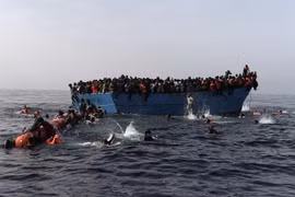 Người di cư chờ được cứu trên Địa Trung Hải ngày 4/10. (Nguồn: AFP/TTXVN)