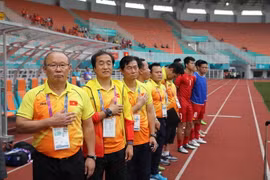 Ông Park Hang-seo và ban huấn luyện Olympic Việt Nam. (Ảnh: Hoàng Linh/TTXVN)