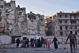 Người dân Syria sơ tán khỏi khu vực phía đông Aleppo để đến quận Bab al-Hadid - nơi quân Chính phủ giành lại quyền kiểm soát từ phiến quân, ngày 7/12. (Nguồn: AFP/TTXVN)
