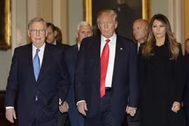 Tổng thống đắc cử Donald Trump (giữa) và lãnh đạo đa số tại Thượng viện Mitch McConnell (trái) trước cuộc gặp ở Washington, D.C ngày 10/11. (Nguồn: AFP/TTXVN)