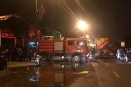 Hà Nội: Cháy ngôi nhà 5 tầng bán giày dép ở Phú Xuyên, 1 người mắc kẹt