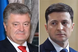 Ứng viên tranh cử Tổng thống Ukraine Volodymyr Zelensky (phải) và đương kim Tổng thống Petro Poroshenko. (Nguồn: AFP/TTXVN) 