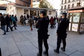 Cảnh sát Tây Ban Nha gác tại thủ đô Madrid ngày 28/12. (Nguồn: EPA/TTXVN)