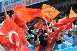 Những người ủng hộ Tổng thống Recep Tayyip Erdogan và đảng Công lý và Phát triển (AKP) tham gia cuộc míttinh ở Ankara. (Nguồn: THX/TTXVN)