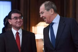 Ngoại trưởng Nga Sergey Lavrov (phải) và người đồng cấp Nhật Bản, Toshimitsu Motegi. (Nguồn: urdupoint.com) 