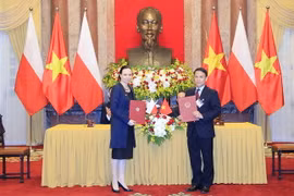 Thông tấn xã Việt Nam và Thông tấn xã Ba Lan ký văn bản hợp tác. (Ảnh: Nhan Sáng/TTXVN)
