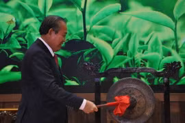 Phó Thủ tướng Thường trực Chính phủ Trương Hòa Bình đánh chiêng tại Lễ khai trương Khu gian hàng quốc gia tại Hội chợ Trung Quốc-ASEAN. (Ảnh: Lê Trung Kiên/TTXVN)