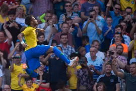 Pha ăn mừng chiến thắng của cầu thủ Neymar đội tuyển Brazil trong trận giao hữu gặp Croatia ở Liverpool, Anh ngày 3/6. (Nguồn: EPA/TTXVN)