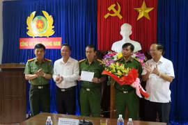 Lãnh đạo tỉnh Quảng Nam thưởng 'nóng' Ban chuyên án. (Ảnh: Nguyễn Sơn/TTXVN)