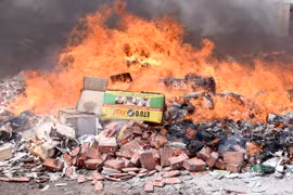 Thiêu hủy hàng nhái. (Nguồn: AFP/TTXVN)