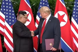 Tổng thống Mỹ Donald Trump (phải) và nhà lãnh đạo Triều Tiên Kim Jong-un (trái) sau khi ký kết một thỏa thuận tại Singapore ngày 12/6. (Nguồn: YONHAP/TTXVN)