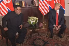 Tổng thống Mỹ Donald Trump (phải) trong cuộc gặp với nhà lãnh đạo Triều Tiên Kim Jong-un (trái) tại Sentosa, Singapore ngày 12/6. (Nguồn: YONHAP/TTXVN)