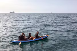 Người di cư trong hành trình vượt eo biển Manche từ Pháp tới Anh ở ngoài khơi bờ biển Calais, Pháp ngày 4/8/2018. (Nguồn: AFP/TTXVN) 