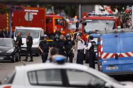 Cảnh sát Pháp gác tại hiện trường vụ tấn công bắt cóc con tin ở Saint-Etienne-du-Rouvray. (Nguồn: AFP/TTXVN)