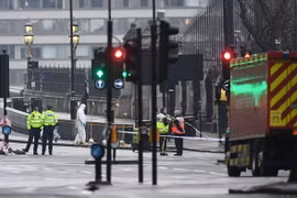 Nhân viên điều tra tại hiện trường vụ tấn công bên ngoài tòa nhà Quốc hội Anh ở London ngày 23/3. (Nguồn: AFP/TTXVN)