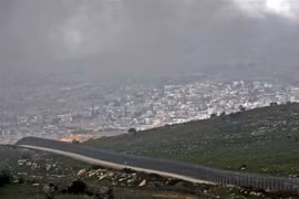 Hàng rào ngăn cách khu vực Cao nguyên Golan do Israel chiếm đóng, gần thị trấn Majdal Shams, với Syria, ngày 25/3/2019. (Nguồn: AFP/TTXVN) 