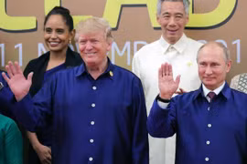 Tổng thống Nga Vladimir Putin (phải) và người đồng cấp Mỹ Donald Trump. (Nguồn: EPA)