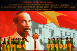 Một tiết mục nghệ thuật biểu diễn tại chương trình nghệ thuật "70 năm - sáng mãi niềm tin" nhân kỷ niệm 70 năm Cách mạng Tháng Tám và Quốc khánh 2/9 tại Cần Thơ. (Ảnh: Duy Khương/TTXVN)