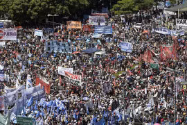 Người dân tham gia biểu tình phản đối chính sách kinh tế của Chính phủ tại Buenos Aires, Argentina, ngày 13/2/2019. (Nguồn: AFP/TTXVN) 