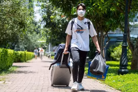 Sinh viên FPT thu dọn đồ đạc dời đi để nhường ký túc xá cho người dân thực hiện cách ly. (Ảnh: V.Anh)