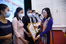 Thứ trưởng Bộ Giáo dục và Đào tạo Ngô Thị Minh tặng bằng khen cho các giáo viên. (Ảnh: BTC)