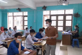 Thí sinh làm thủ tục dự thi đợt 2 tại Hội đồng thi tỉnh Bắc Giang. (Ảnh: Sở GĐ&ĐT Bắc Giang)