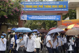 Thí sinh rời điểm thi sau khi kết thúc bài thi môn Lịch sử. (Ảnh: Nguyễn Hiển/Vietnam+)
