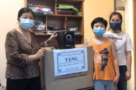 Trường Tiểu học Thành Công B trao tặng máy tính cho học sinh. (Ảnh: Nhà trường cung cấp)