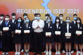 Thứ trưởng Nguyễn Hữu Độ động viên các em học sinh Việt Nam tham dự Hội thi KHKT quốc tế 2021. (Ảnh: PV)