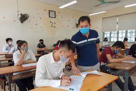 Thí sinh và giám thị phải đeo khẩu trang phòng dịch trong kỳ thi Tốt nghiệp Trung học phổ thông 2020. (Ảnh: Phạm Mai/Vietnam+)