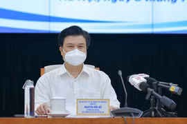 Thứ trưởng Bộ Giáo dục và Đào tạo chủ trì buổi họp báo. (Ảnh: PV)