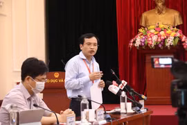 Ông Mai Văn Trinh thông tin với báo chí về kỳ thi. (Ảnh: PV/Vietnam+)