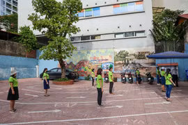 Diễn tập phân luồng và giãn cách thí sinh tại điểm thi Trường Trung học cơ sở Ba Đình. (Ảnh: Minh Sơn/Vietnam+)