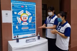 Sinh viên Đại học Quốc gia Hà Nội thực hiện sát khuẩn phòng dịch COVID-19. (Ảnh: Đại học Quốc gia Hà Nội)