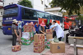 Học viện Y Dược học cổ truyền Việt Nam tổ chức lễ xuất quân cho 125 cán bộ giảng viên, sinh viên của trường lên đường hỗ trợ Thành phố Hồ Chí Minh phòng chống dịch COVID-19. (Ảnh: PV/Vietnam+)