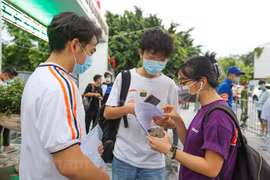 Thí sinh trao đổi bài sau buổi thi môn Toán. (Ảnh: Minh Sơn/Vietnam+)