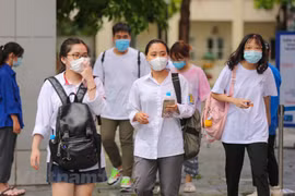 Thí sinh rời trường thi sau buổi thi môn Toán. (Ảnh: Minh Sơn/Vietnam+)