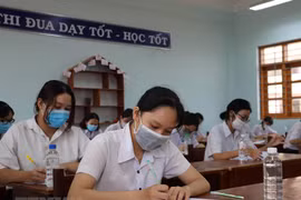 Thí sinh làm thủ tục dự Kỳ thi tốt nghiệp trung học phổ thông đợt 2. (Ảnh: TTXVN)