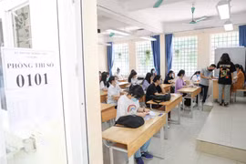Thí sinh làm thủ tục dự Kỳ thi tốt nghiệp trung học phổ thông đợt 1 tại Hà Nội. (Ảnh: Minh Sơn/Vietnam+)
