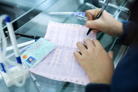 Thí sinh làm hồ sơ xét tuyển đại học. (Ảnh: Minh Sơn/Vietnam+)