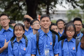 Đoàn viên thanh niên của Đại học Bách khoa Hà Nội trong màu áo xanh tình nguyện. (Ảnh: PV)