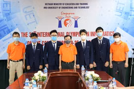 Các thành viên đội tuyển chụp ảnh cùng lãnh đạo Cục Quản lý chất lượng, Bộ Giáo dục và Đào tạo. (Ảnh: Bộ GD&ĐT)