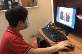 Học sinh quận Ba Đình, Hà Nội được trao tặng máy tính. (Ảnh: CTV)