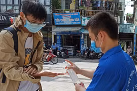 Học sinh rửa tay khử khuẩn trước khi vào trường. (Ảnh minh họa: Phạm Mai/Vietnam+)