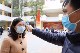 Học sinh, giáo viên sẽ phải đo thân nhiệt trước khi tới trường. (Ảnh: TTXVN)