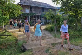 Sinh viên nước ngoài trải nghiệm du lịch cộng đồng ở Bản Bước, Mai Châu. (Ảnh: Thanh Hà/TTXVN)