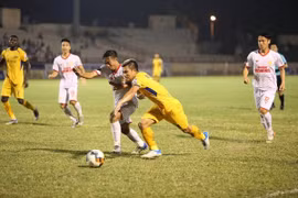 Sông Lam Nghệ An có trận hòa nhạt nhòa khi tiếp Nam Định trên sân nhà. (Ảnh: Nguyễn Oanh/TTXVN)