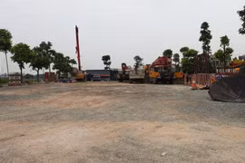 Chủ đầu tư đã di chuyển cơ bản máy móc ra khỏi khu đất nông nghiệp. (Ảnh: Mạnh Khánh/Vietnam+)