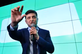 Ứng cử viên Vladimir Zelensky mừng chiến thắng sau kết quả sơ bộ cuộc bầu cử tổng thống ở Kiev, ngày 31/3. (Nguồn: AFP/TTXVN)