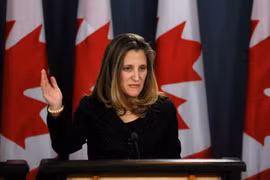 Ngoại trưởng Canada Chrystia Freeland phát biểu tại một cuộc họp báo ở Ottawa. (Nguồn: AFP/TTXVN)